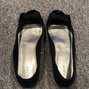 Women’s black flats Size 9.5 by Classic Elements.